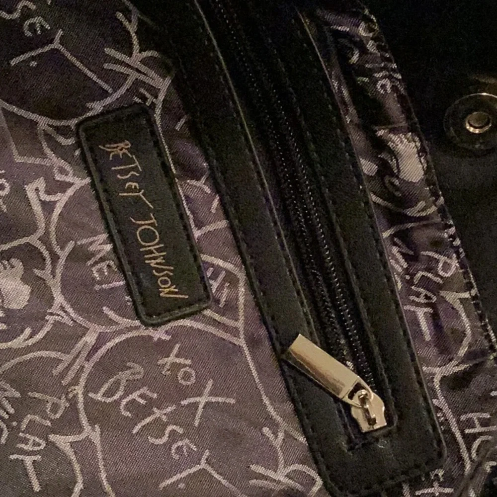 Betsey Johnson Tote Bag black and Pink, inside pockets and zipper. - Picture 10 of 10